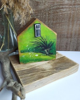 Mały drewniany domek z pejzażem - Wierzba