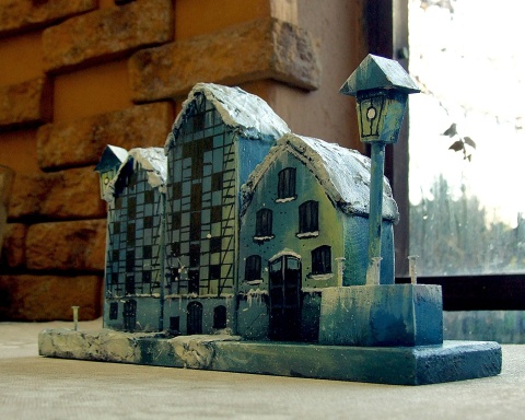 Dekoracja z drewna, ręcznie malowana - domki Zimowe Spichrze