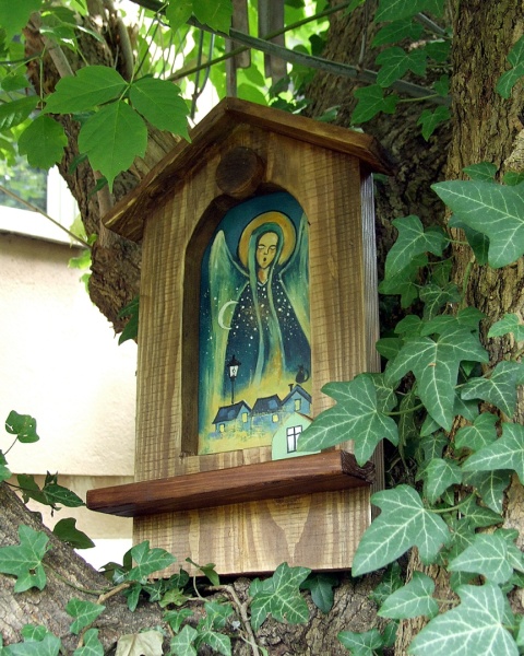 Drewniana kapliczka - Anioł czuwający Drewniana kapliczka - Anioł czuwający