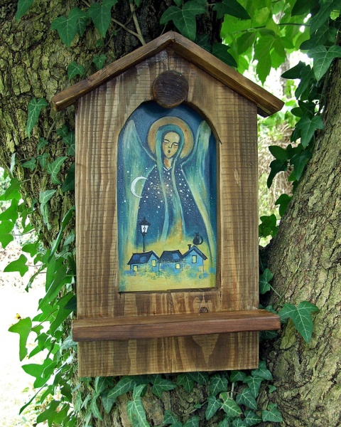 Drewniana kapliczka - Anioł czuwający Drewniana kapliczka - Anioł czuwający