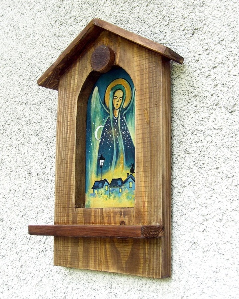 Drewniana kapliczka - Anioł czuwający Drewniana kapliczka - Anioł czuwający