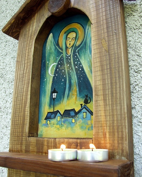 Drewniana kapliczka - Anioł czuwający Drewniana kapliczka - Anioł czuwający