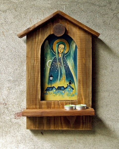 Drewniana kapliczka - Anioł czuwający Drewniana kapliczka - Anioł czuwający