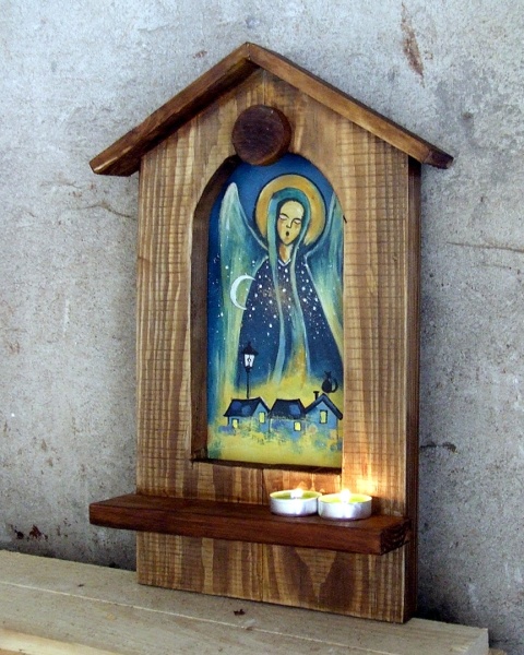 Drewniana kapliczka - Anioł czuwający Drewniana kapliczka - Anioł czuwający