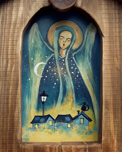 Drewniana kapliczka - Anioł czuwający Drewniana kapliczka - Anioł czuwający