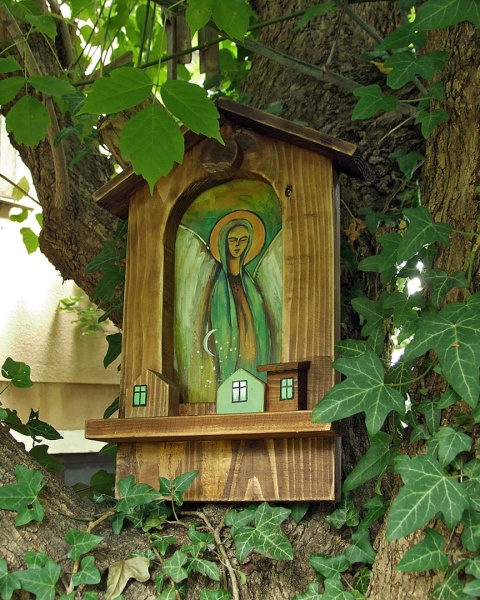 Drewniana kapliczka - Anioł czuwający Drewniana kapliczka - Anioł czuwający