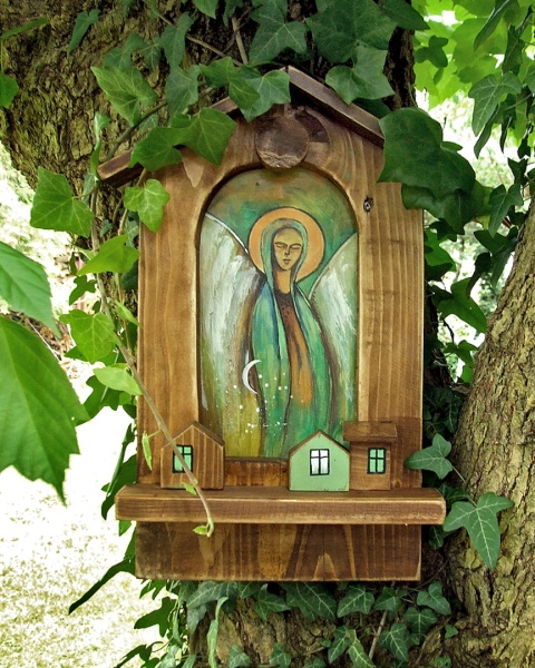 Drewniana kapliczka - Anioł czuwający