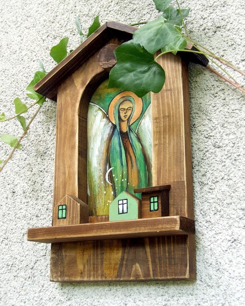 Drewniana kapliczka - Anioł czuwający Drewniana kapliczka - Anioł czuwający