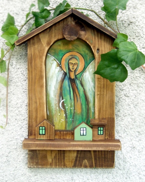 Drewniana kapliczka - Anioł czuwający Drewniana kapliczka - Anioł czuwający