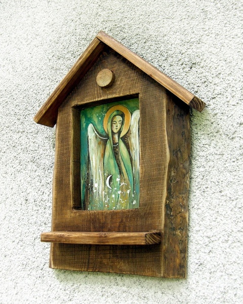 Drewniana kapliczka - Anioł pilnujący domostwa Drewniana kapliczka - Anioł pilnujący domostwa