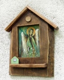 Drewniana kapliczka - Anioł pilnujący domostwa