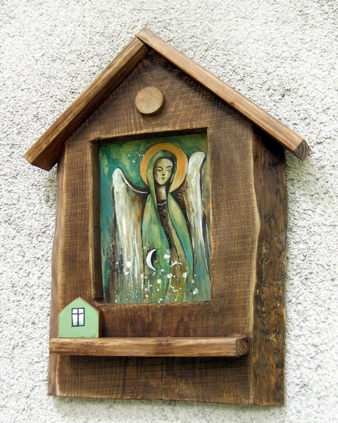 Drewniana kapliczka - Anioł pilnujący domostwa Drewniana kapliczka - Anioł pilnujący domostwa