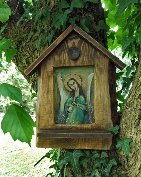 Drewniana kapliczka - Anioł grający na piszczałce Drewniana kapliczka - Anioł grający na piszczałce