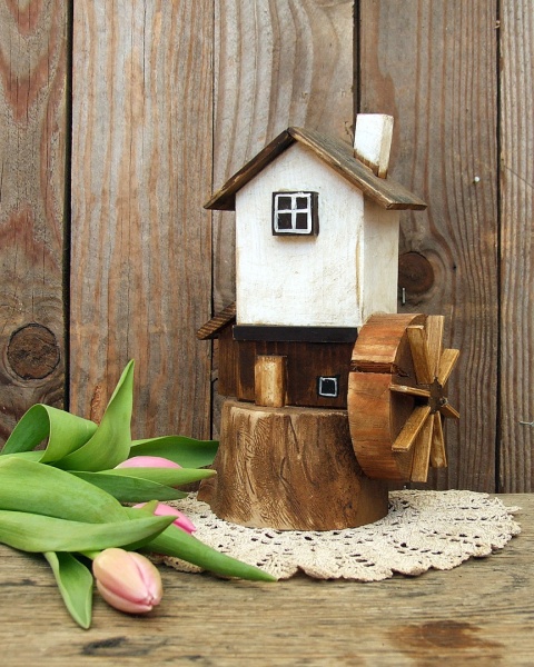 Drewniany domek dekoracyjny - Biały Młyn