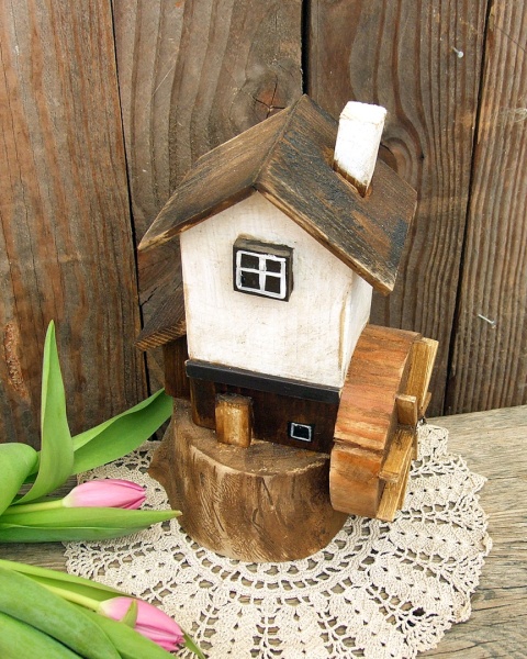 Drewniany domek dekoracyjny - Biały Młyn