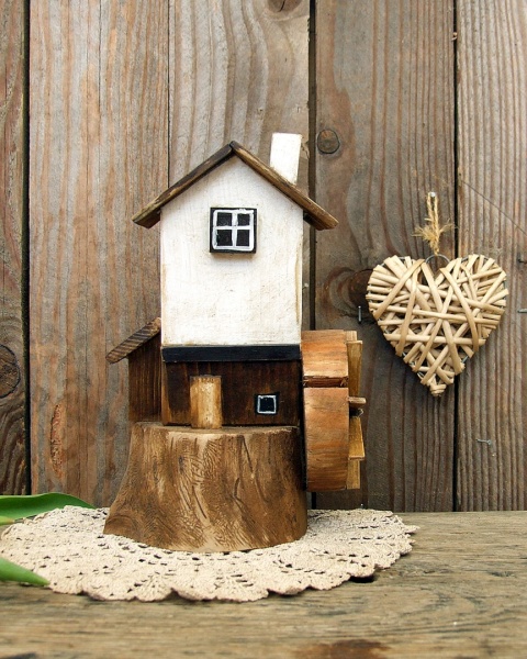 Drewniany domek dekoracyjny - Biały Młyn