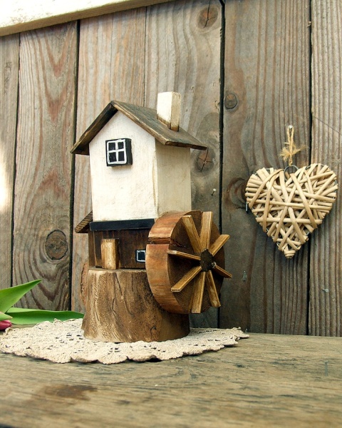 Drewniany domek dekoracyjny - Biały Młyn