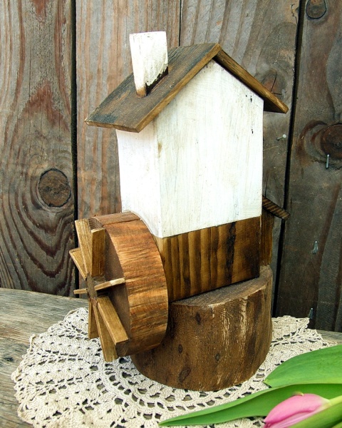 Drewniany domek dekoracyjny - Biały Młyn