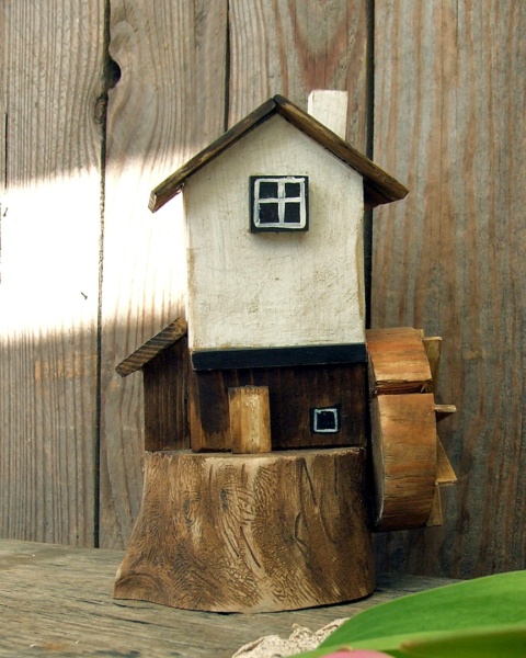 Drewniany domek dekoracyjny - Biały Młyn