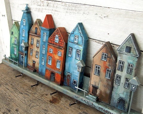 Drewniany wieszak na ubrania - Kolorowa starówka