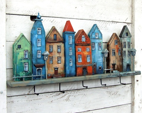 Drewniany wieszak na ubrania - Kolorowa starówka