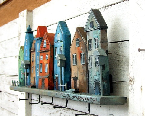 Drewniany wieszak na ubrania - Kolorowa starówka