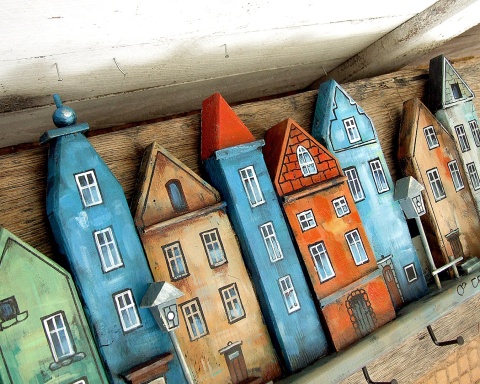 Drewniany wieszak na ubrania - Kolorowa starówka