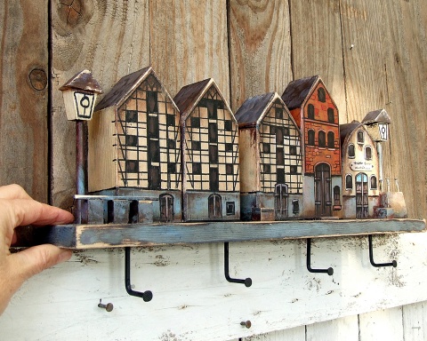 Drewniany wieszak z domkami - Uliczka ze Spichrzami