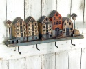 Drewniany wieszak z domkami - Uliczka ze Spichrzami