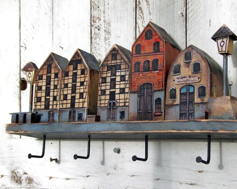Drewniany wieszak z domkami - Uliczka ze Spichrzami