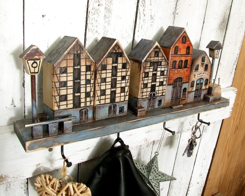 Drewniany wieszak z domkami - Uliczka ze Spichrzami