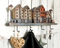 Drewniany wieszak z domkami - Uliczka ze Spichrzami