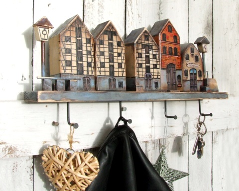 Drewniany wieszak z domkami - Uliczka ze Spichrzami