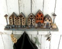 Drewniany wieszak z domkami - Uliczka ze Spichrzami