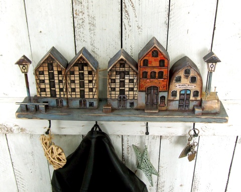 Drewniany wieszak z domkami - Uliczka ze Spichrzami