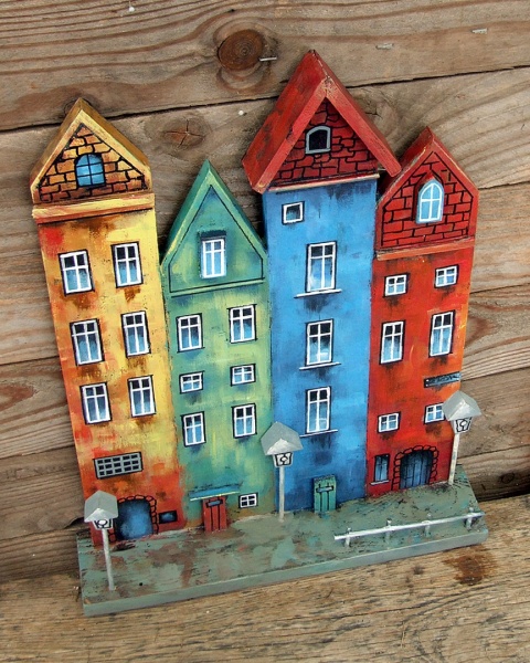 Kolorowe kamienice - dekoracja ze starych desek, ręcznie malowana