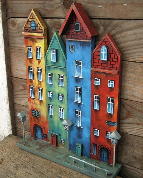 Kolorowe kamienice - dekoracja ze starych desek, ręcznie malowana