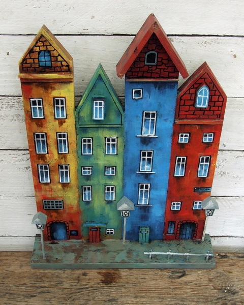 Kolorowe kamienice - dekoracja ze starych desek, ręcznie malowana