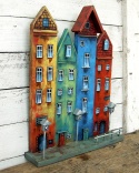 Kolorowe kamienice - dekoracja ze starych desek, ręcznie malowana