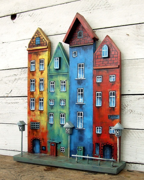 Kolorowe kamienice - dekoracja ze starych desek, ręcznie malowana