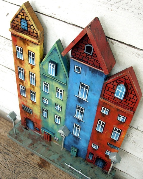 Kolorowe kamienice - dekoracja ze starych desek, ręcznie malowana