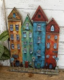 Kolorowe kamienice - dekoracja ze starych desek, ręcznie malowana