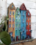 Kolorowe kamienice - dekoracja ze starych desek, ręcznie malowana