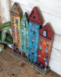 Kolorowe kamienice - dekoracja ze starych desek, ręcznie malowana