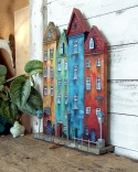 Kolorowe kamienice - dekoracja ze starych desek, ręcznie malowana
