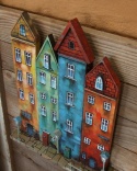 Kolorowe kamienice - dekoracja ze starych desek, ręcznie malowana