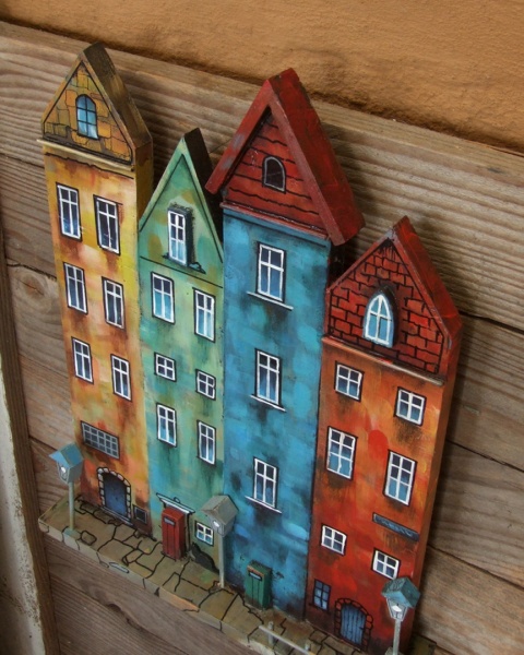 Kolorowe kamienice - dekoracja ze starych desek, ręcznie malowana