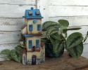 Kamienica z niebieskimi oknami - dekoracja z drewna, ręcznie malowana