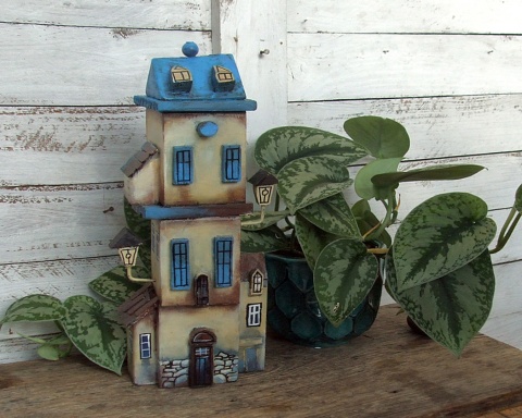 Kamienica z niebieskimi oknami - dekoracja z drewna, ręcznie malowana