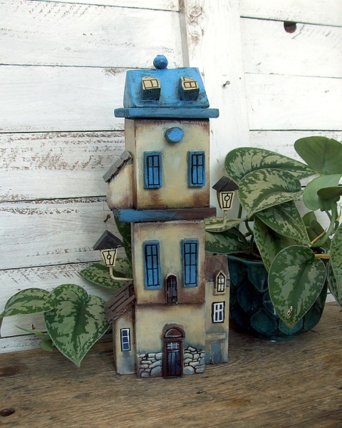 Kamienica z niebieskimi oknami - dekoracja z drewna, ręcznie malowana